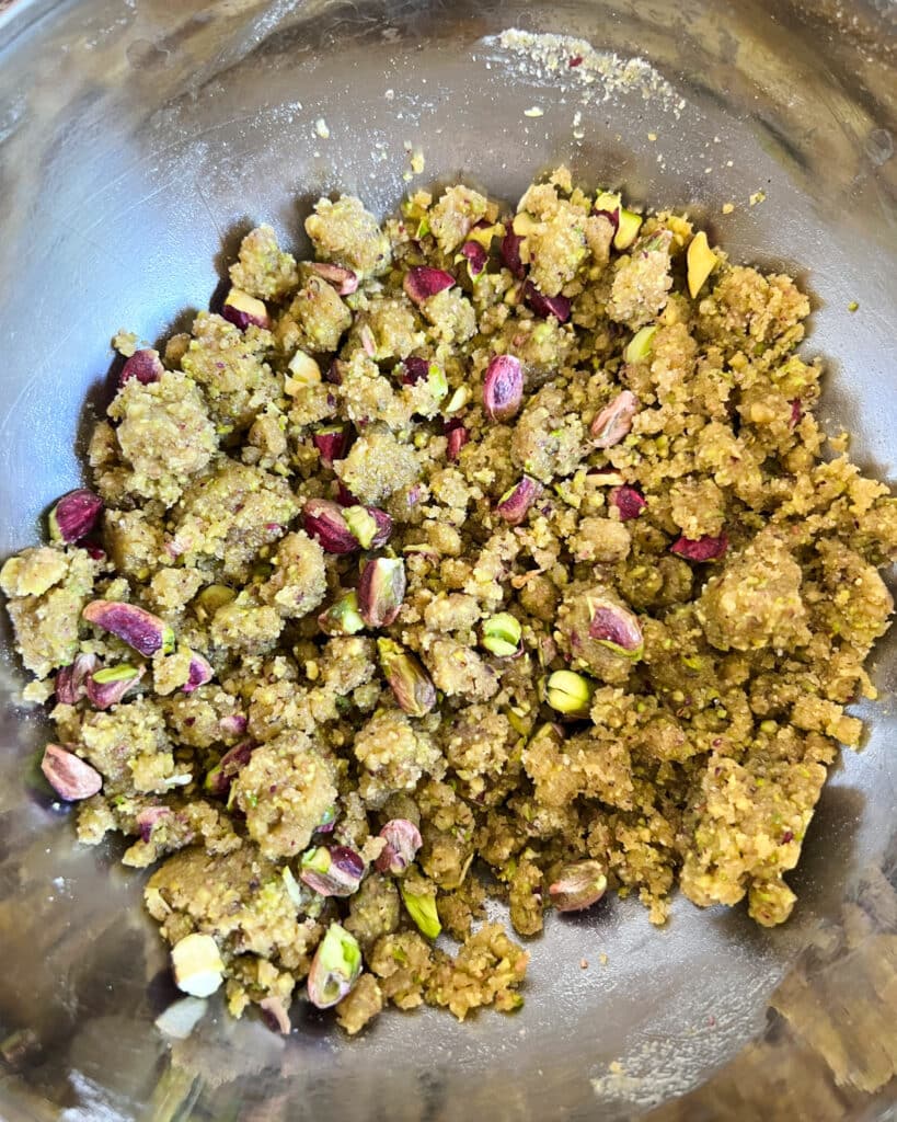 Pistachio crumble topping for pistachio muffins.