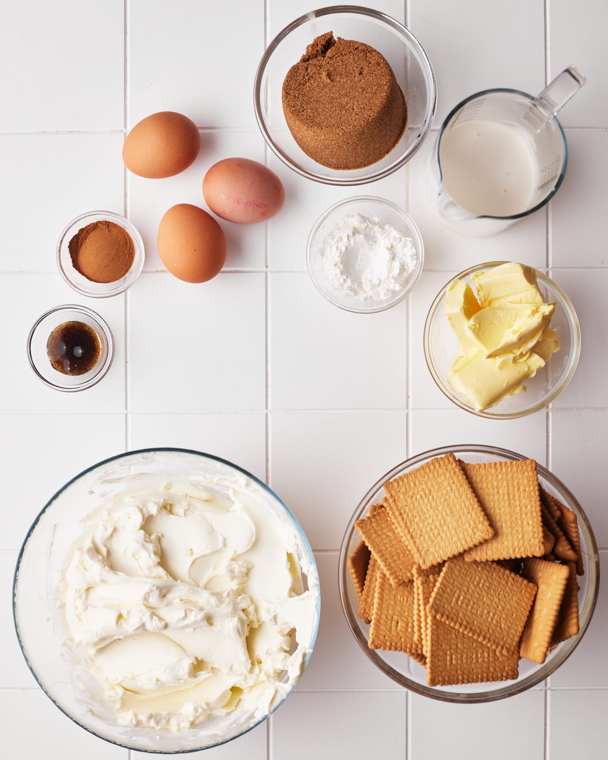 ingredients to make cinnamon roll cheesecake. 