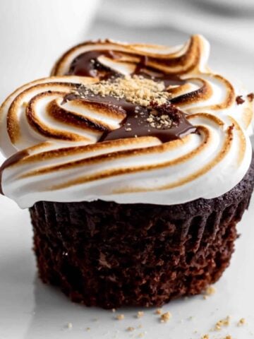 Close up of smores cupcakes with a swirl of toasted marshmallow frosting on top.